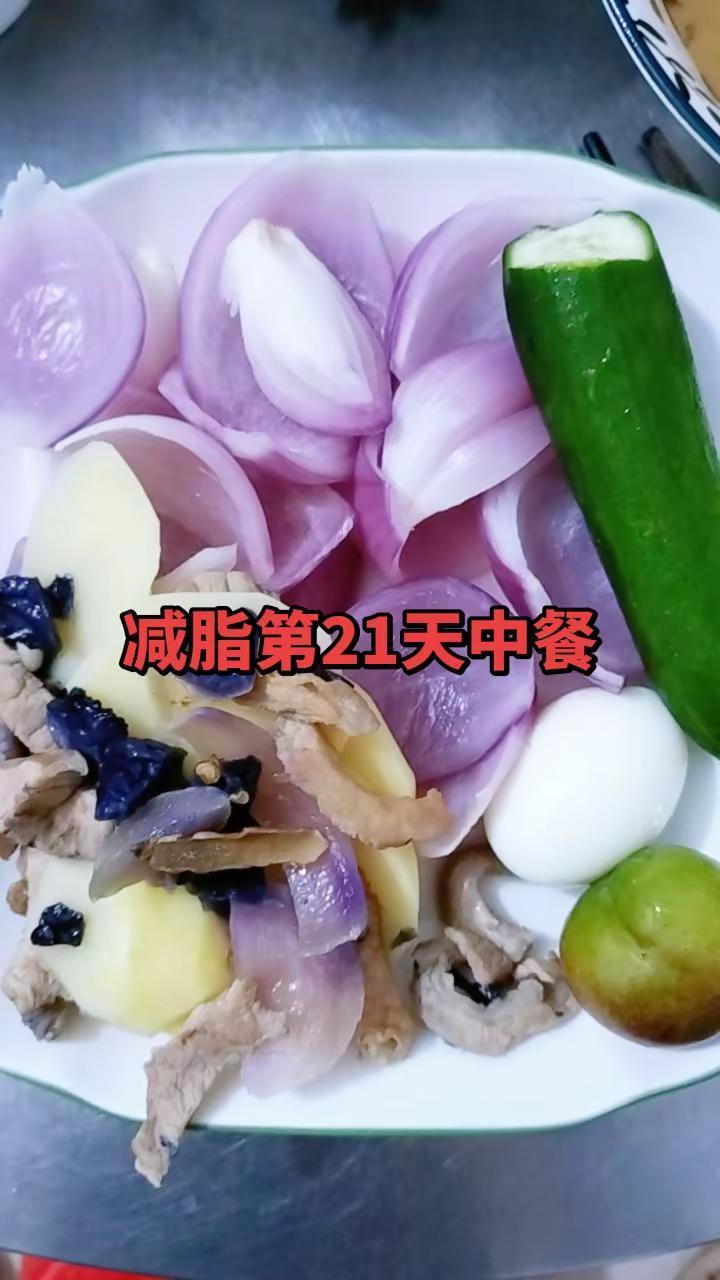 我不愿意社交，原因是：我是一个没有攻击性的人，但我能察觉到别人的攻击性，我不愿意