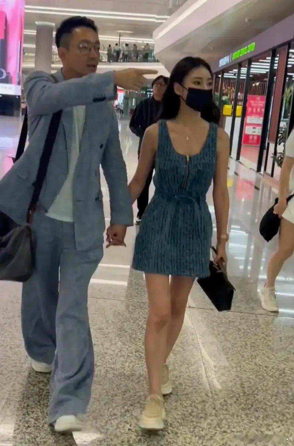 汪小菲，变了！6月14日，汪小菲和老婆马筱梅被不少路人在机场偶遇，拍到了真实的夫