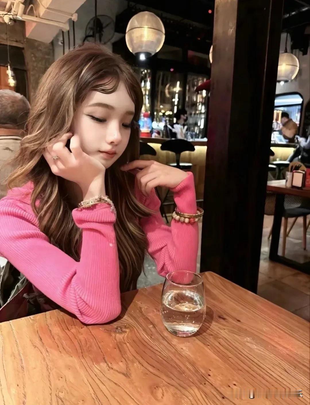 再看司晓迪和顶流们的聊天记录，就会有个疑问她到底是怎么加上顶流又能平等对话呢？