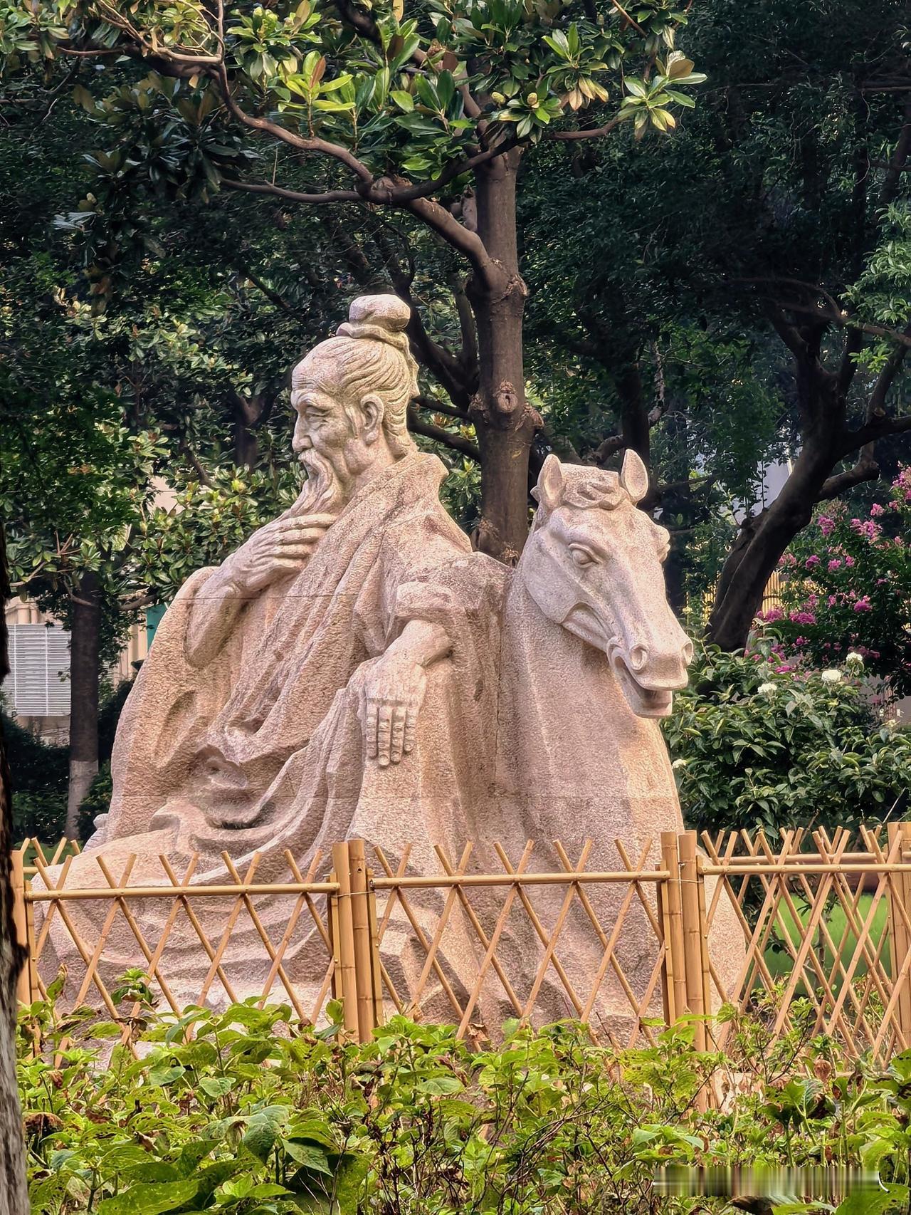 常州人民公园，城区纪念季子的场所，崇法寺西侧有季子亭，亭内有延陵季子石刻像，面相