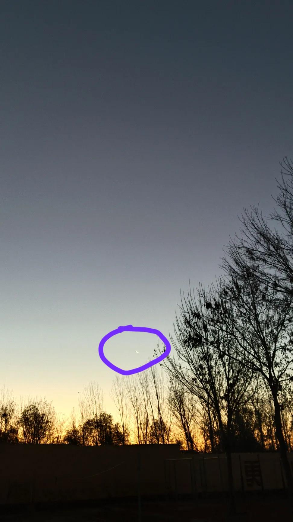 这是今天六点三十九分的时光。我关心的是小小的月牙🌙在太阳上面耍威风[呲牙][比