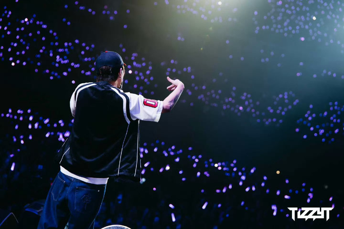 TizzyT请舞团陪自己胡闹TizzyT把演唱会玩成团建杭州演唱会直接嗨到封神！