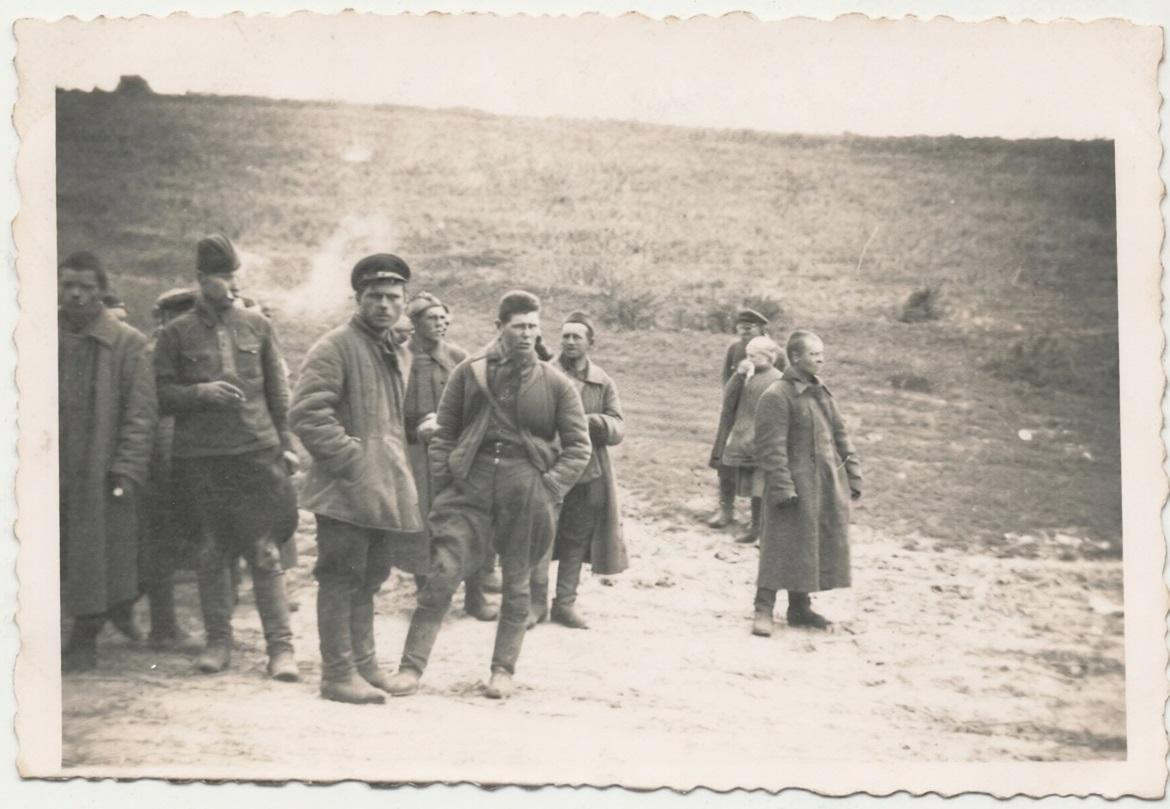 苏德战争初期苏军接连失利，大量士兵沦为战俘，德军对其实施残酷管控，战俘们在集中营