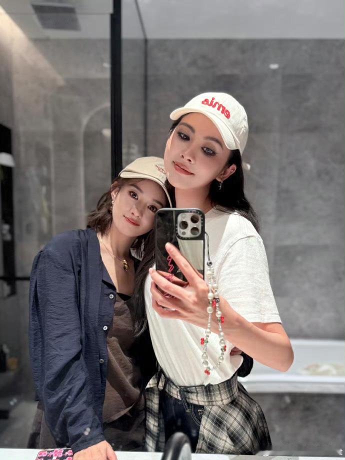 王伊瑶不愧是赵丽颖的嫡长闺 第四张合照了！请继续拍下去，我们就爱看美女贴贴！ 