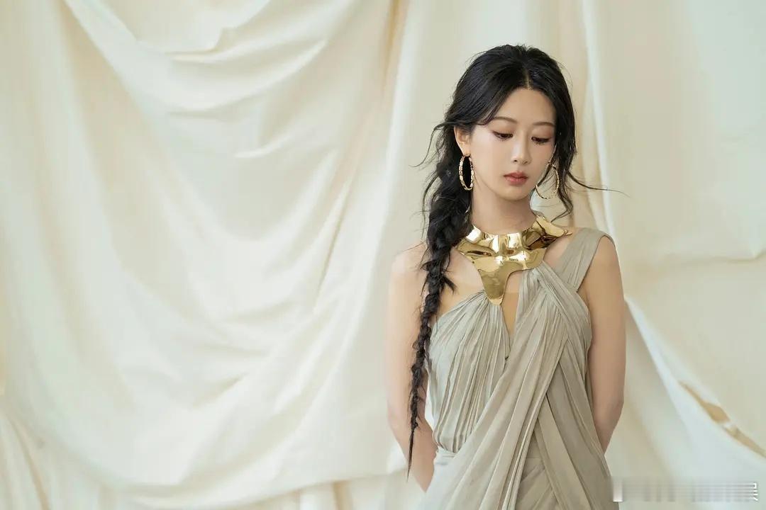 真的特别喜欢这次杨紫的杂志[打call][打call][打call]跟以往风格不