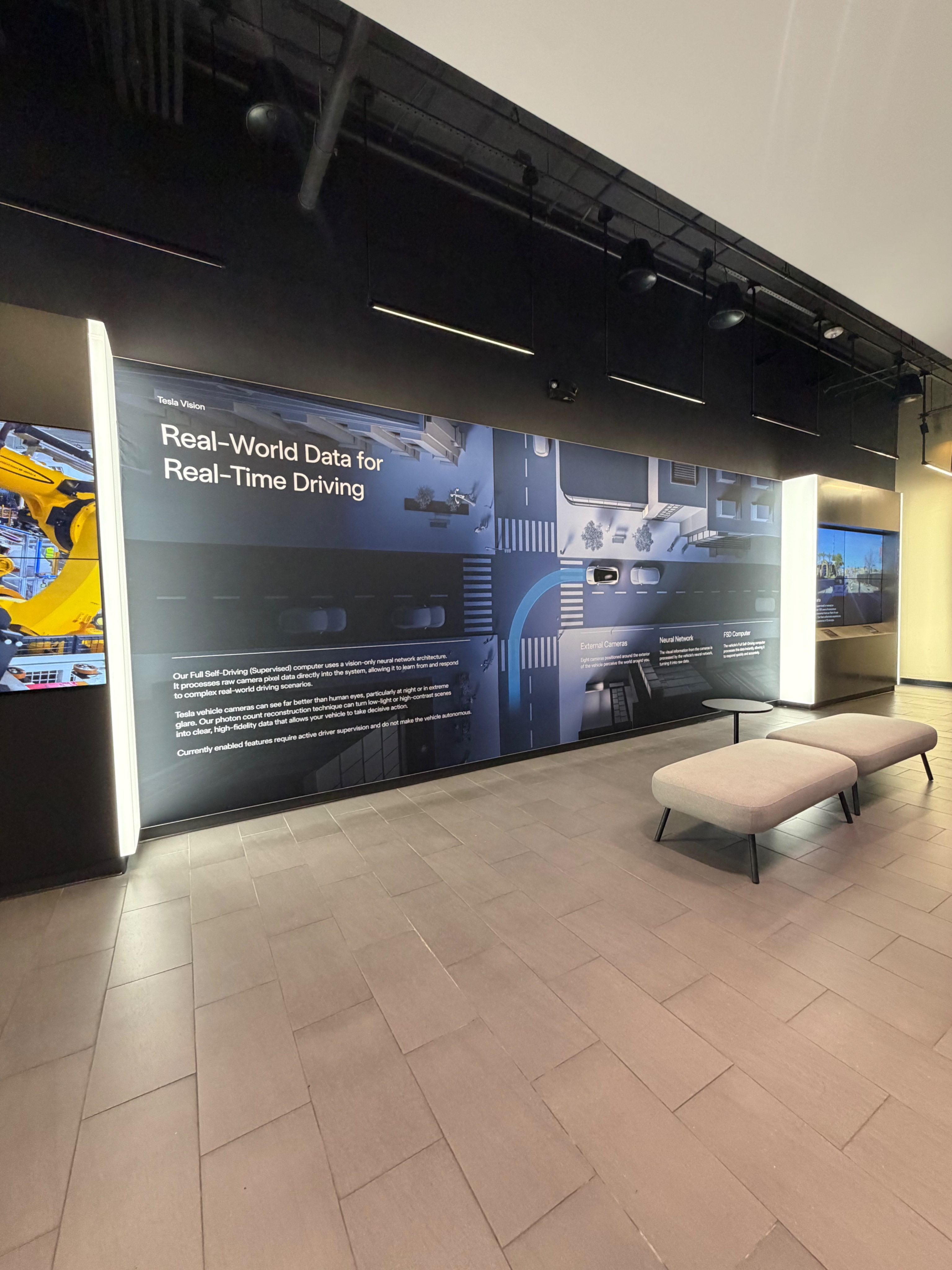 特斯拉在加州湾区 San Jose 西部的 Santana Row 开了一个新门
