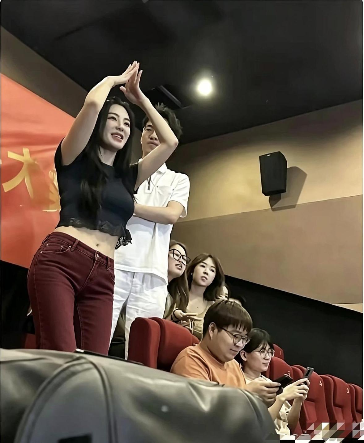 这么多年过去了，我还是不能理解，这么漂亮的人，王导怎么舍得离婚呢？