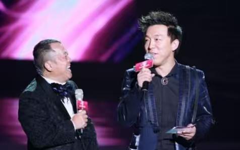 曾志伟：“我真的要叫你黄大哥，

因为你让我知道原来我真的不能在荧幕上唱歌，只能