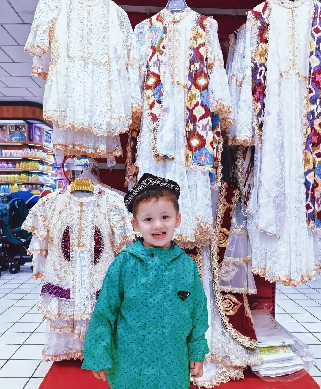 我俩的餐桌日常标配是抓饭，老公和孩子吃红烧肉配白米饭，吃得那叫一个津津有味，现在