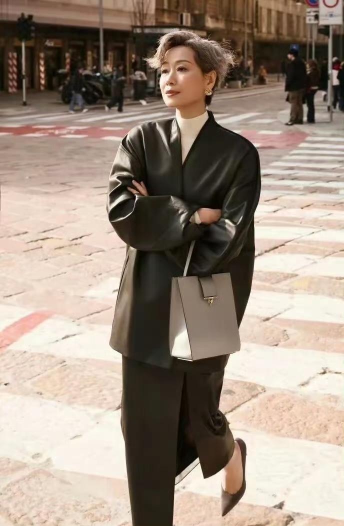 63岁的叶童在社交平台分享了一组银发生日照，并同步推出个人首张音乐作品。镜头中的