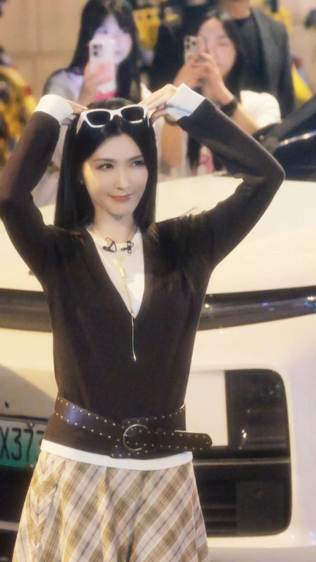 徐洁儿感谢大家的陪伴 徐洁儿转场的时候特意跑着去打卡粉丝的注水旗，那个奔跑的身影