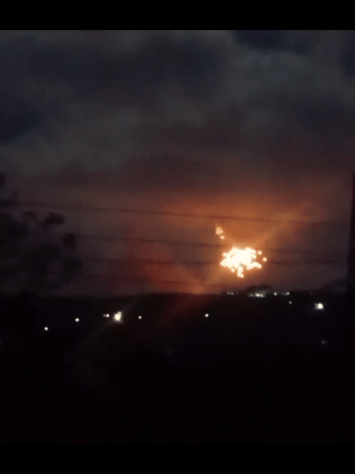 以军在黎巴嫩南部继续使用白磷弹，夜空中非常明显。
白磷弹是国际上明令禁止使用的武