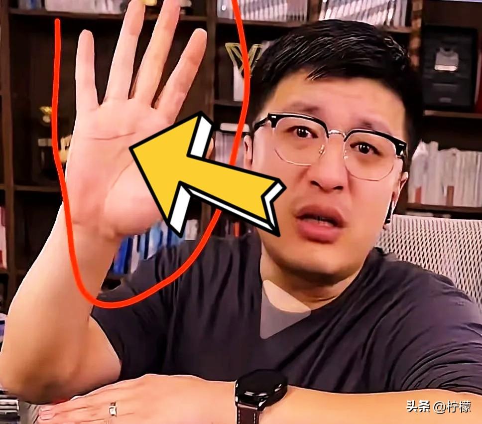 刚看到张雪峰老师的事，
第一反应竟然是盯着那张手掌图想了半天——生命线很长，快到