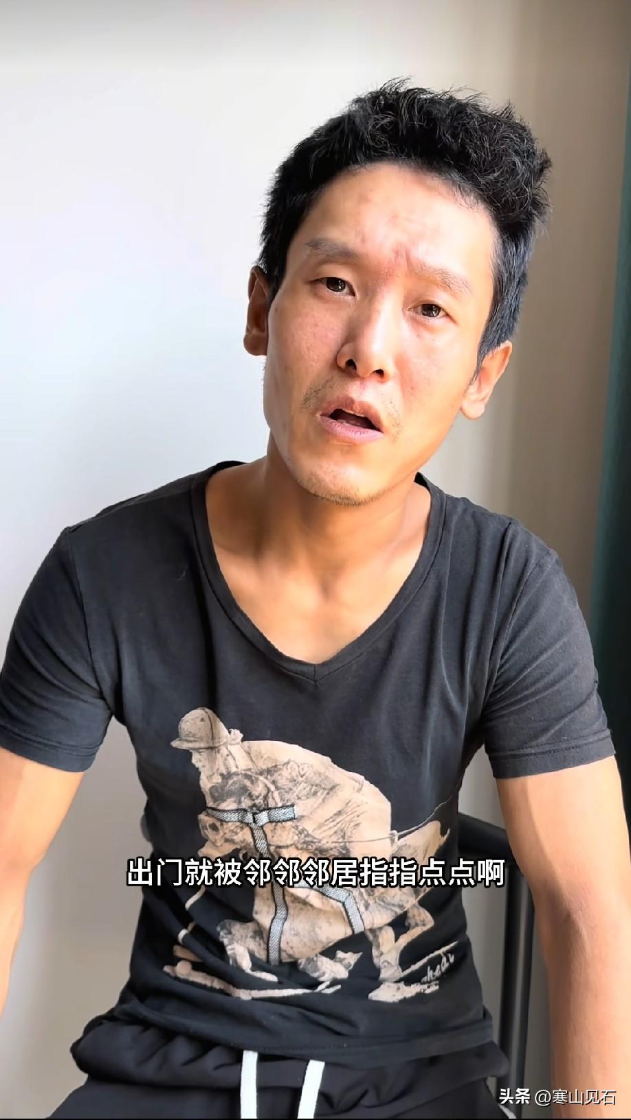 拍女助教屁股被拘留后，洪先生刚一出来就被母亲狠狠臭骂一顿。母亲说他太丢人了，如今