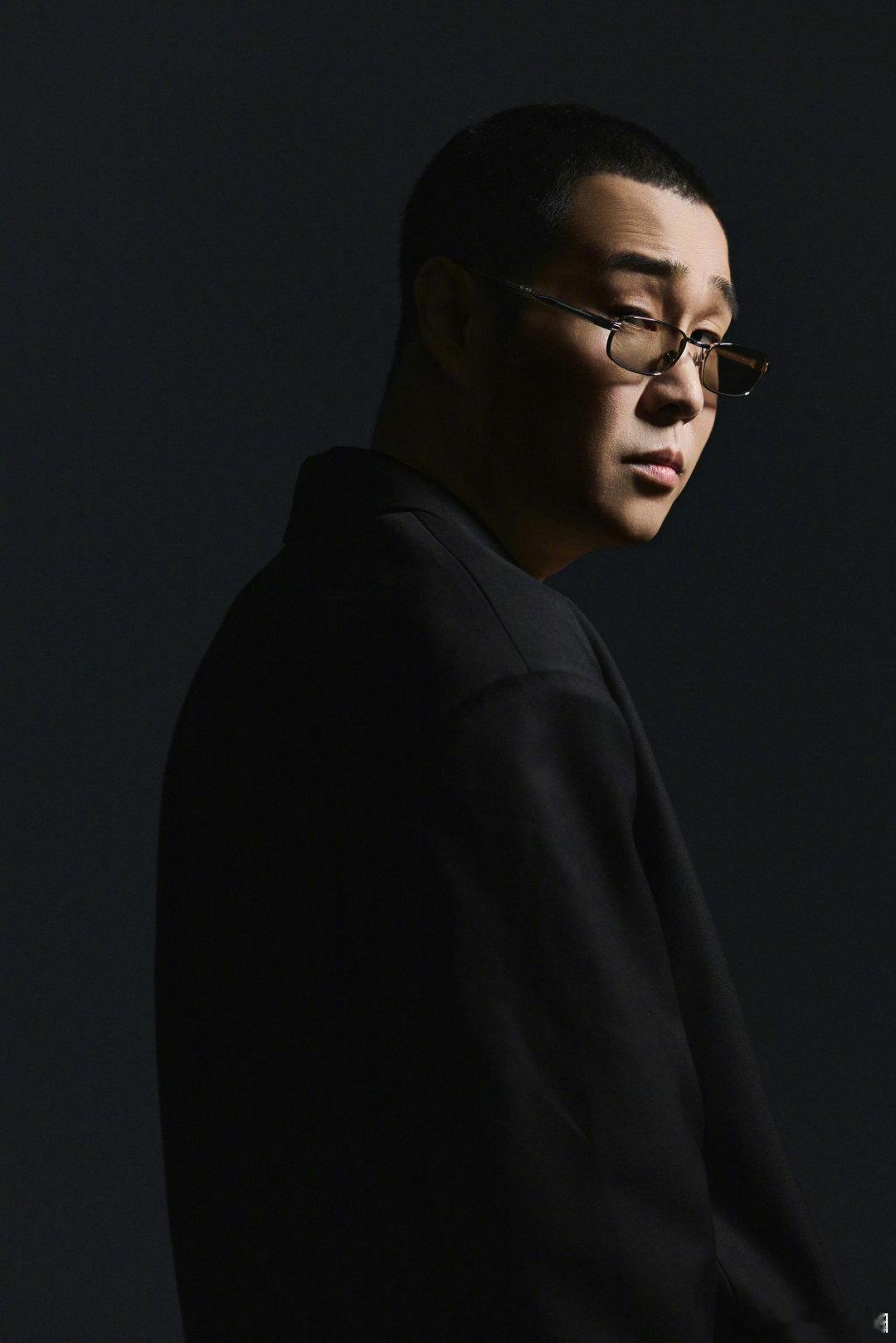 小沈阳摔倒后反应小沈阳摔了小沈阳摔倒是意外，但是化解危机靠本事，小沈阳这次真的让