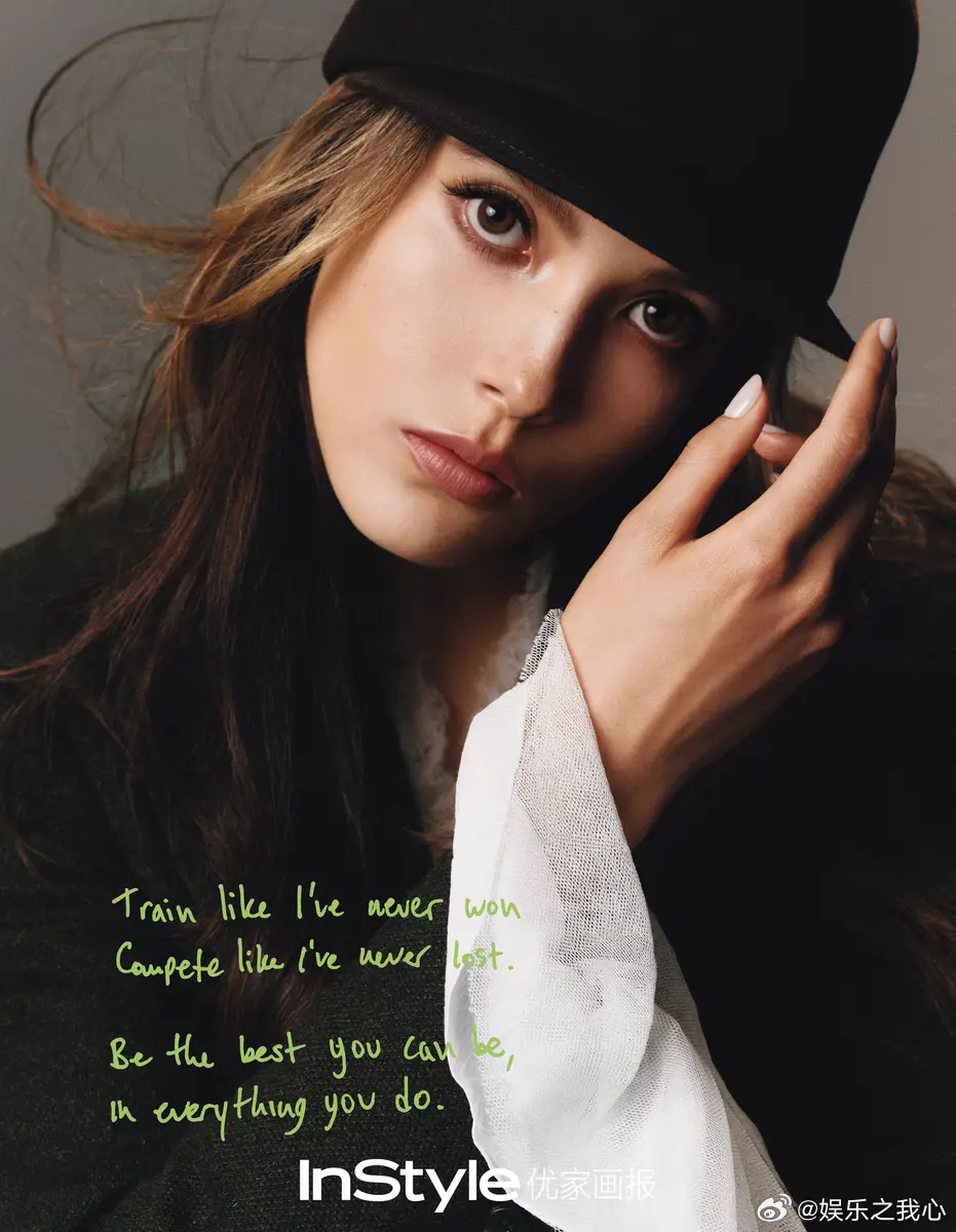 谷爱凌穿牛仔套装尽显慵懒成熟 腹部肌肉线条超吸睛11月20日，谷爱凌公开一组最新