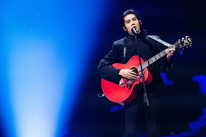 于适来跨年修话筒了 被于适全开麦舞台狠狠惊艳！自弹自唱《乘船》旋律动人，修话筒的