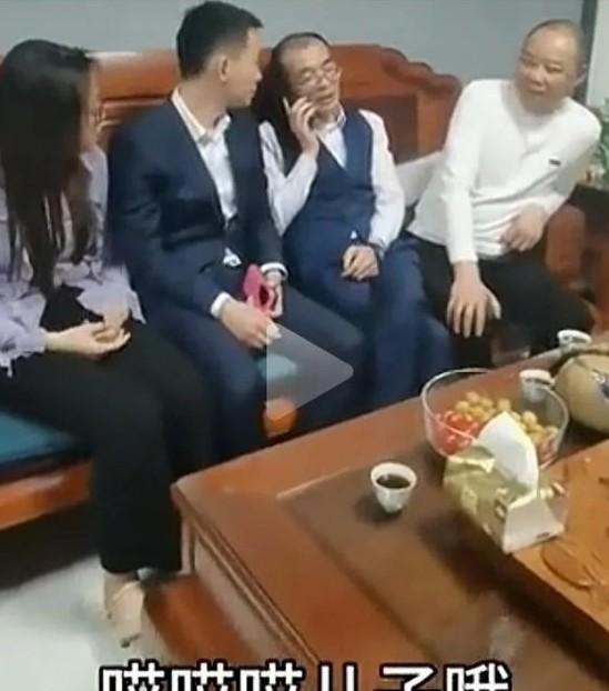 那声“爸爸”，谢岳接住了。
但随后，他扔出了一团更大的迷雾。
所有人都记得那段视