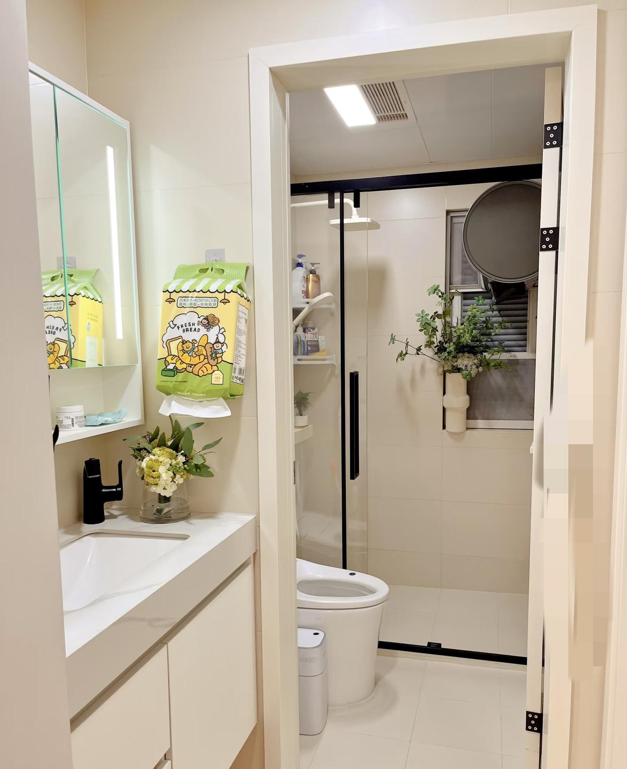 景区游玩最崩溃的不是人挤人，
而是尿意来袭时，
厕所排了三十多号人的长队！

浙