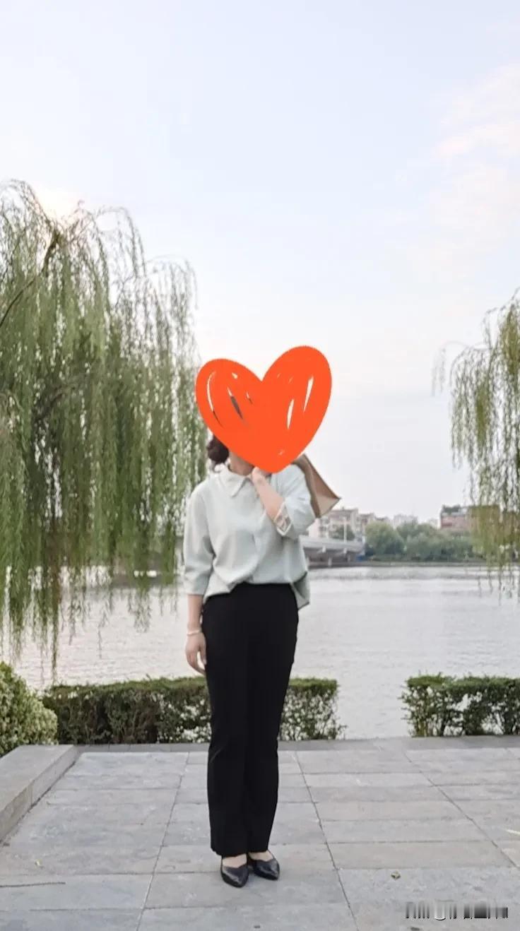 我今年50岁，有一对上大学的龙凤胎儿女，我39岁那年就得了腰椎间盘突出，那么年轻