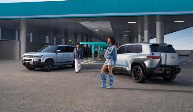 还在为充电等待烦恼？方程豹钛3闪充版带来突破性体验。其核心是“闪充”技术，常温下