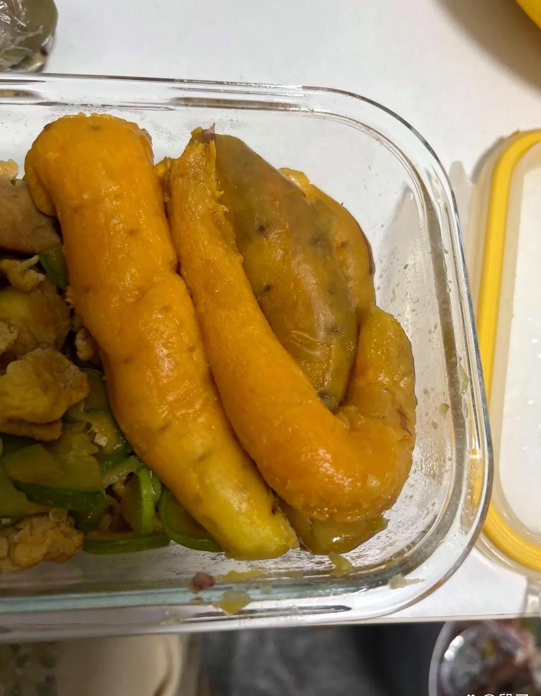 自己准备的午饭……
没有米饭了装了点地瓜
好像那个···#我的午餐曝光了# #今