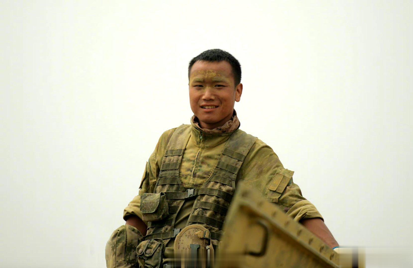 #陆军官兵满身尘土却满脸笑容#[心]近日，陆军第80集团军某旅在野外驻训。官兵们