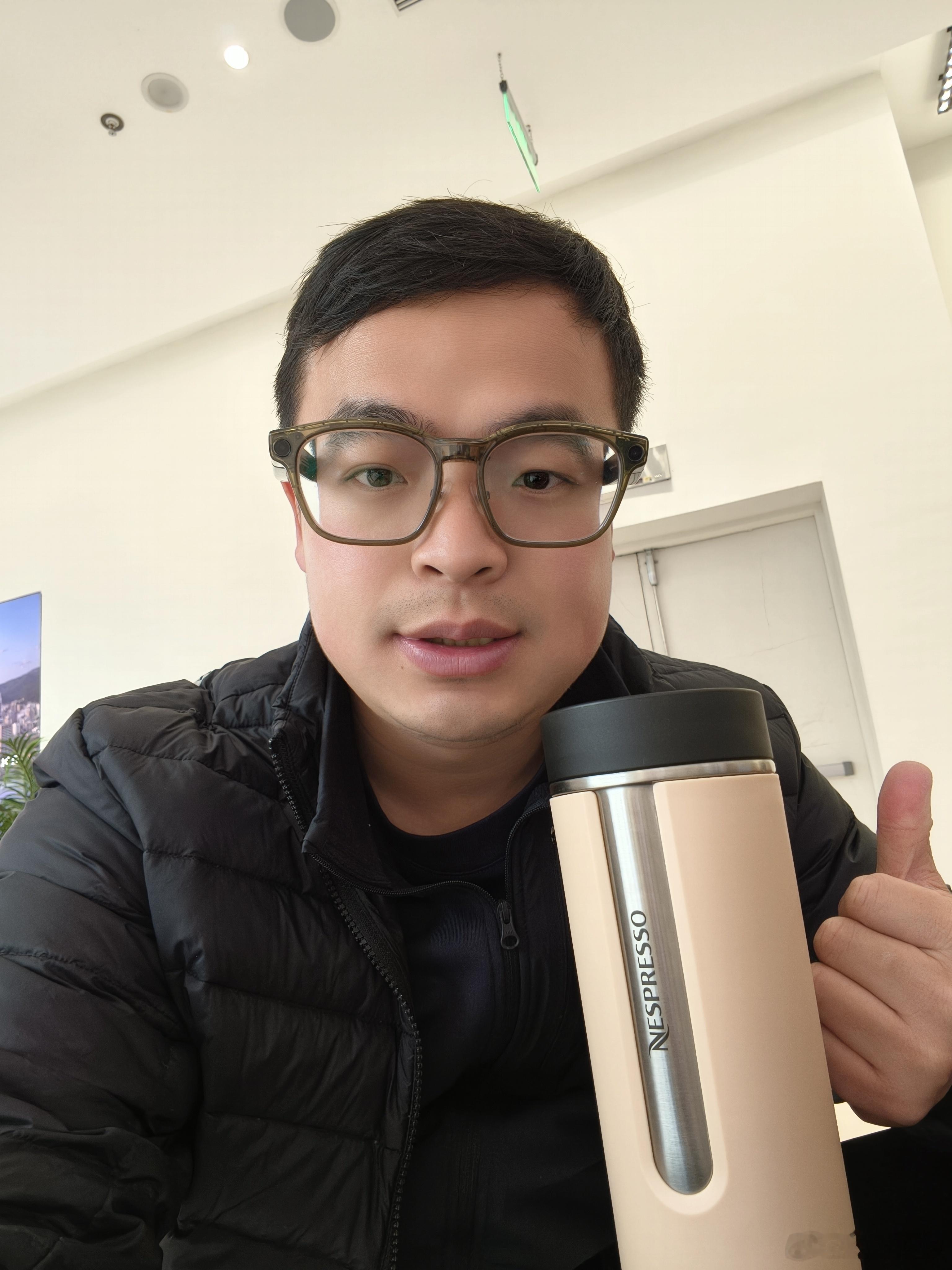 刚看到说Livis眼镜有感续航的确没得说，戴一天都有电，这一点比Meta强多了而