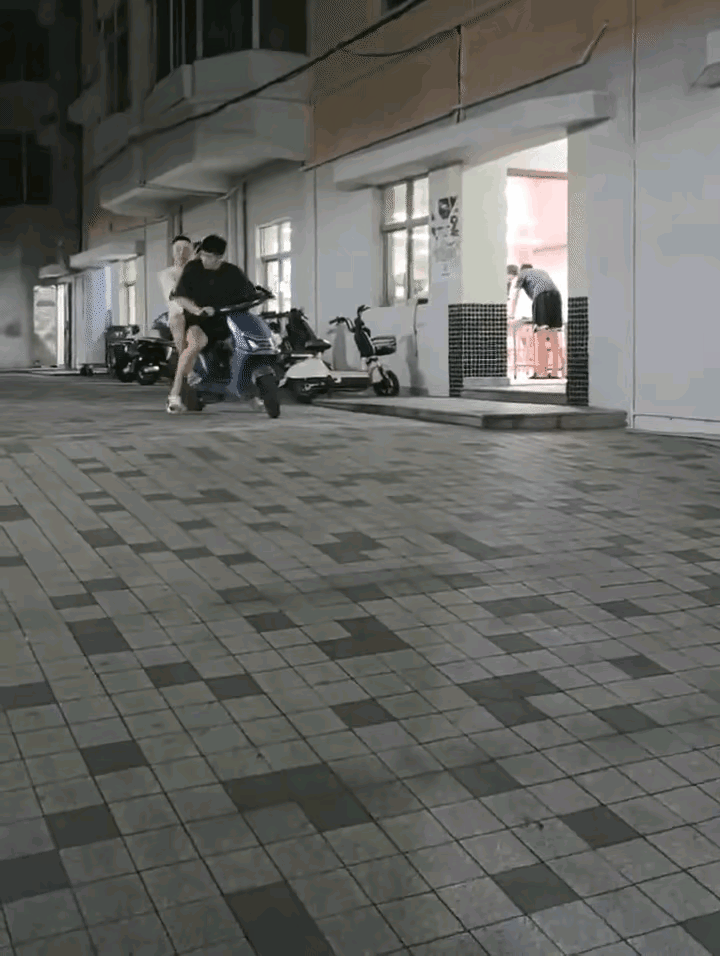 胡明轩训练受伤，头上缝了两针，缠了一圈的绷带，张皓嘉骑电动车护送回家。     