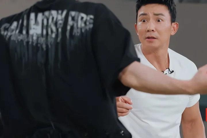 刘畊宏曾辉大型认亲现场刘畊宏曾辉大型认亲现场曾辉陈若轩叶润泽贴脸开大刘畊宏刘畊宏