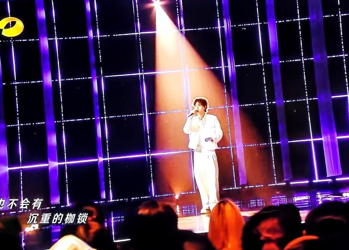 评委席成了摆设，嘴上说“感觉很好”，心里没谱。
以前挑音准，现在挑脸蛋。
歌手练