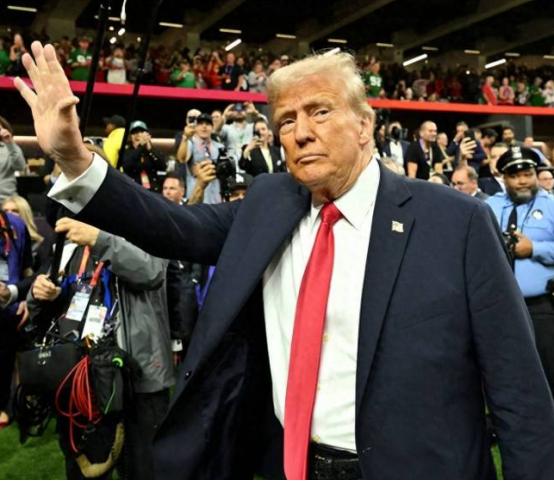 嘴上喊着“尊重中国”！手里却攥着芯片大棒！特朗普被中东泥潭拖垮支持率，只能跑来对
