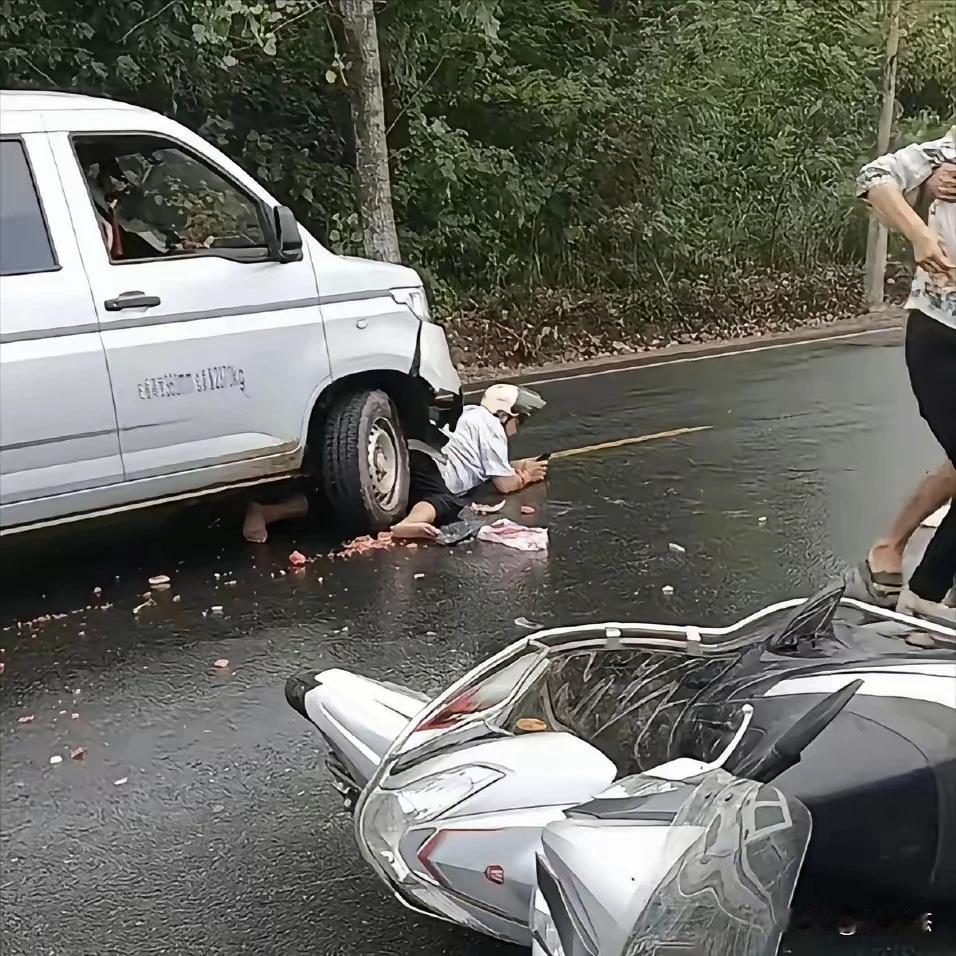 这得心多大，都这样了还有心思玩手机。所以说，杜绝青少年接触手机是对的。欢迎大家留