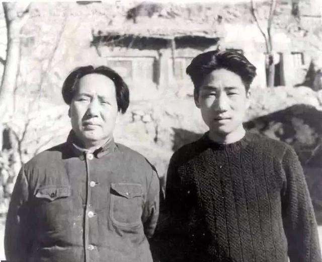 1955年，中央派人前往朝鲜将毛岸英坟墓迁到桧仓志愿军烈士陵园，可当大家刚开始挖