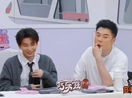 陈赫彭昱畅十指紧扣奋斗吧人生 台上新人认真诠释细腻情愫，反观台下的陈赫和彭昱畅，