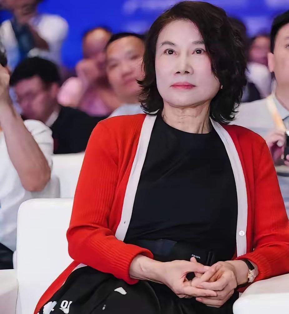 格力技校招生报名首日结束，原定招生计划300人，一天报名超过3000人，而且学费