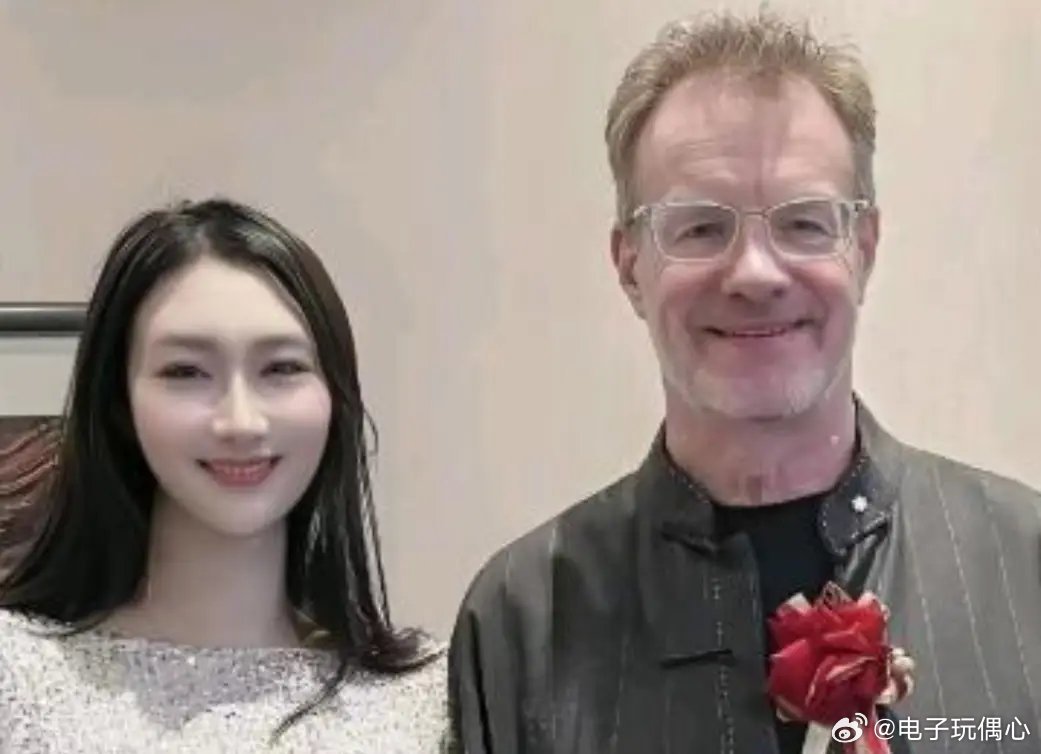 回加拿大生活的大山，60岁须发皆白很沧桑，重庆妻子仍风韵犹存 