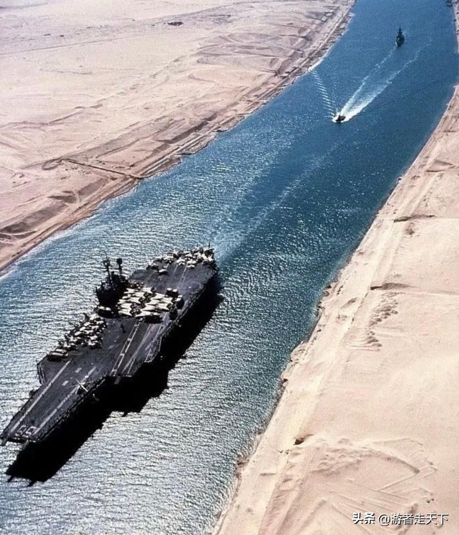 美军航母驶过苏伊士运河的照片，这是航母最脆弱的时候，开的不快，而且路线固定。
如