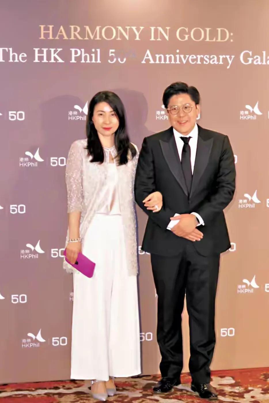郭晶晶和霍启刚同框
一起参加香港音乐会50周年晚宴
夫妻双双出席宴会好浪漫哟……