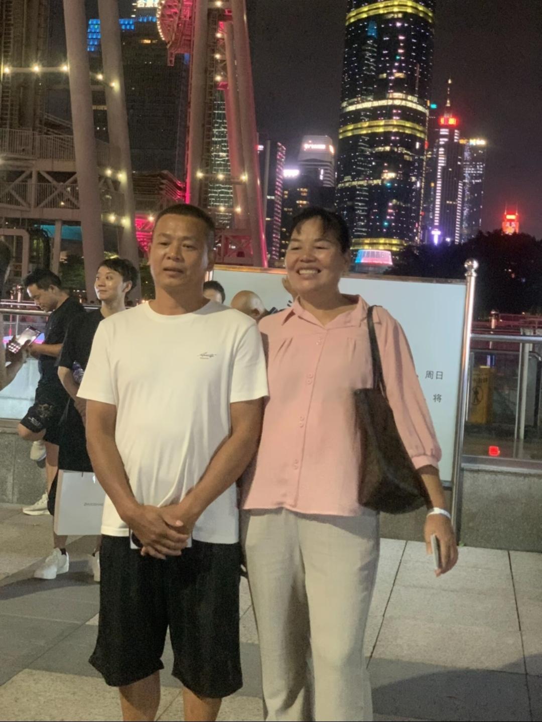 11月10日晚上，全红婵爸妈打卡广州塔夜景，这个幸福的时刻引发网友关注，夫妻俩在