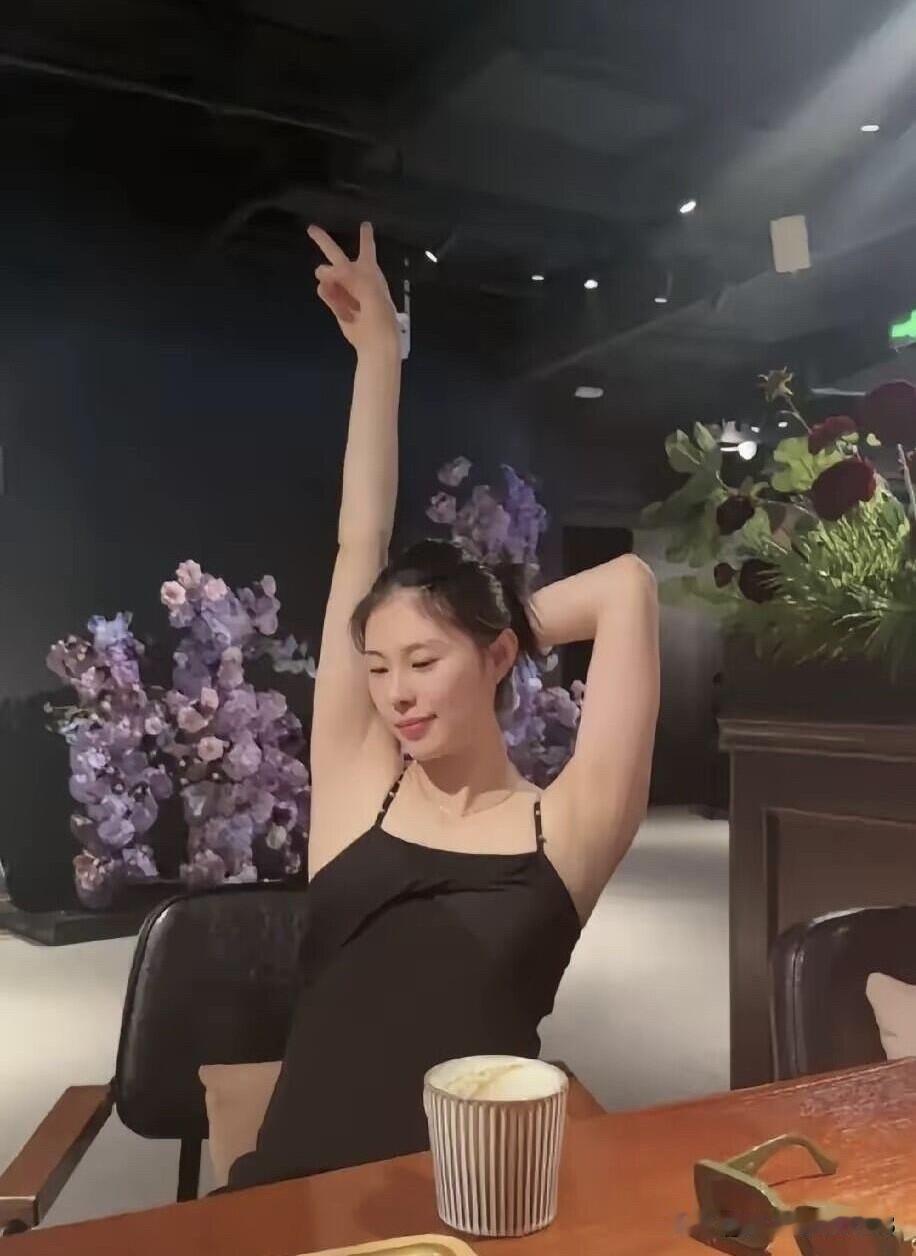 王思雨这才是真正的美，跟惠若琪、陈若琳她们一样都是天然的美女，她的五官完美无可挑