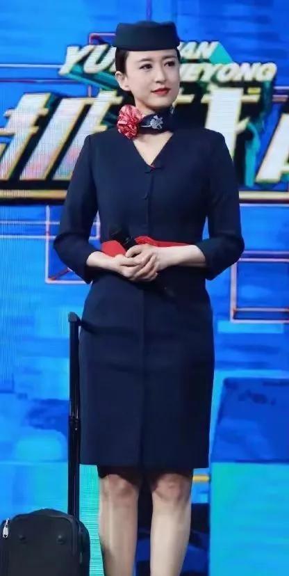 44岁砸碎央视金饭碗那天，张蕾在化妆间哭了半小时。
现在她让莫言在直播间里讲山东