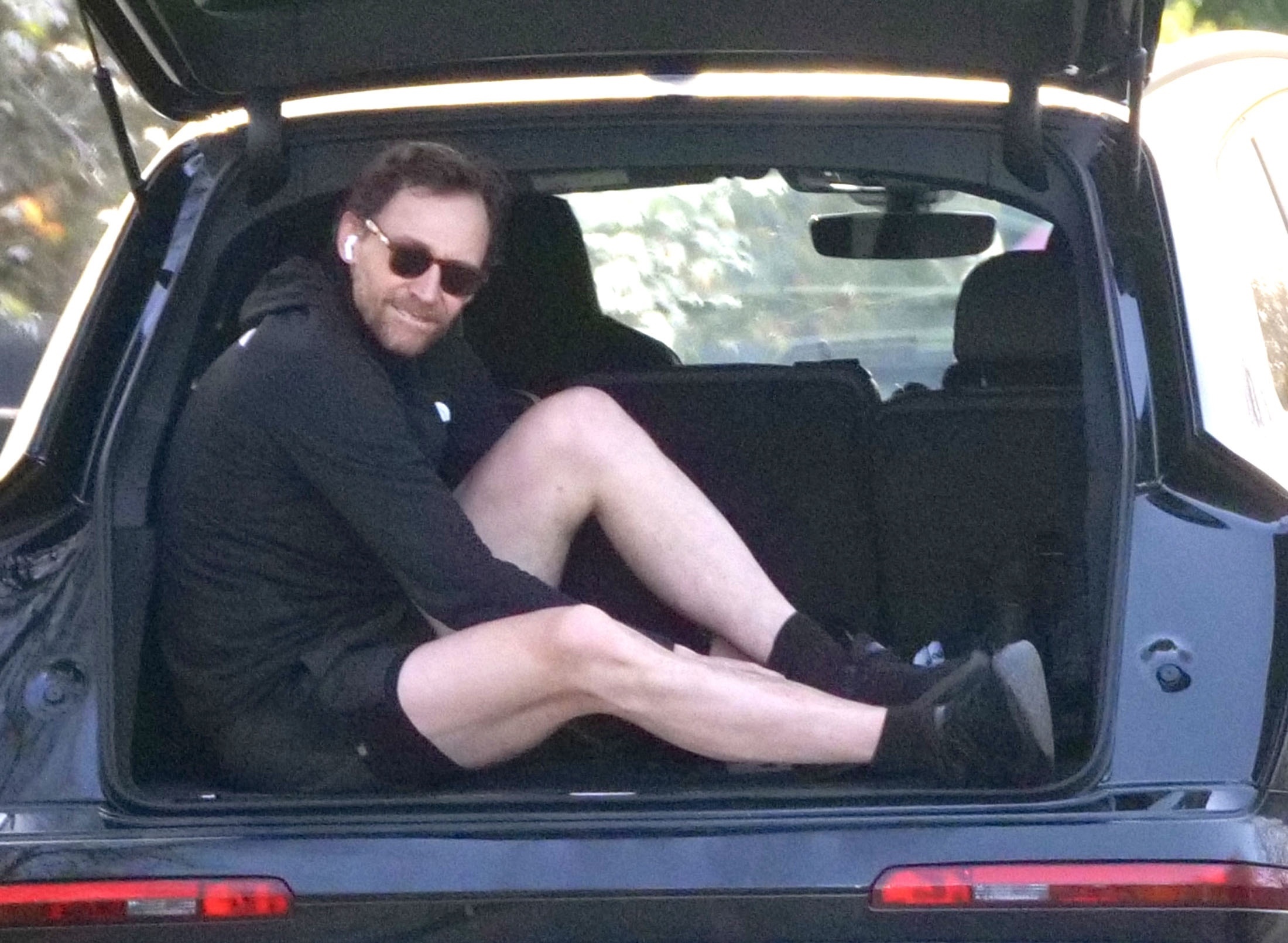 抖森后备箱里摆pose，晒「115公分美腿」！漫威演员「抖森」汤姆·希德勒斯顿（