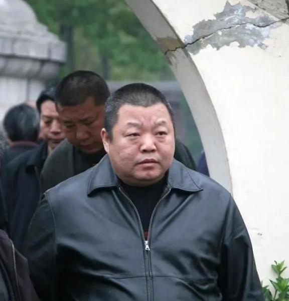 1997年，臧天朔与廊坊的梁勇发生冲突，被打到住院。他赶紧给加代打电话：“代哥，