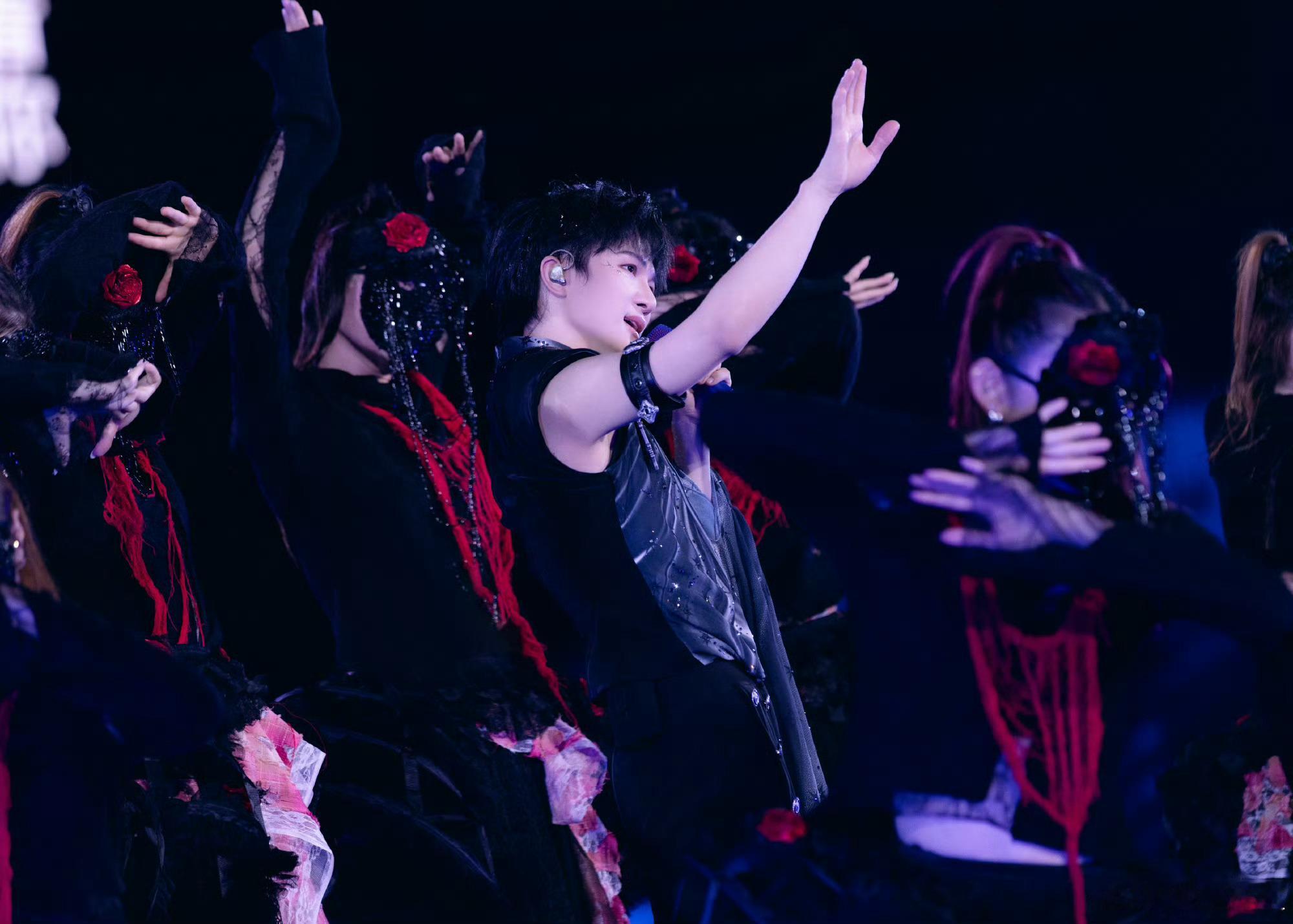 周深内心抗拒身体融入 沈阳演唱会庆功宴，出道12周年，也是周深的“第二个生日”。