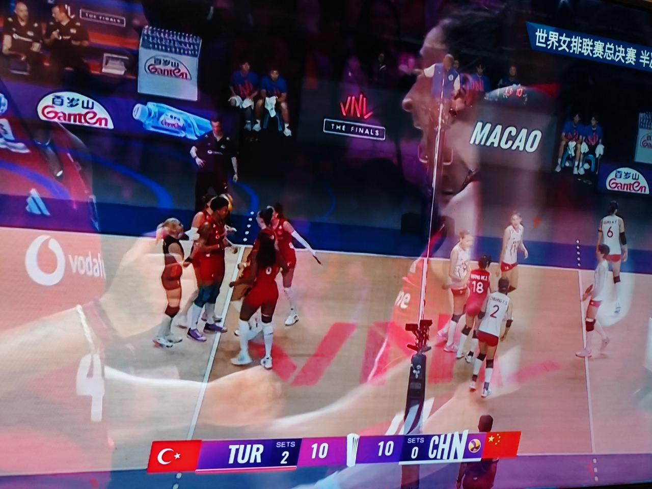 2026年7月25号世界女排联赛总决赛半决赛，中国女排对阵土耳其女排，前两局中国