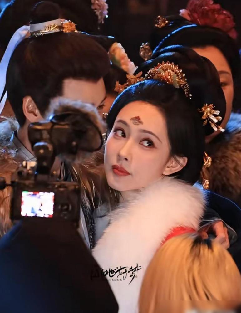 演戏要靠导演喊咔，但李昀锐那两只手，像是长在孟子义身上了。

路透镜头这玩意儿最