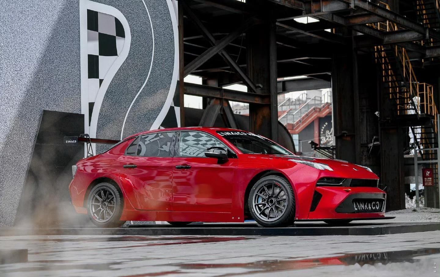 中国首款自研量产TCR赛车亮相领克03+TCR明天就正式开售了。以前想圆赛车梦，