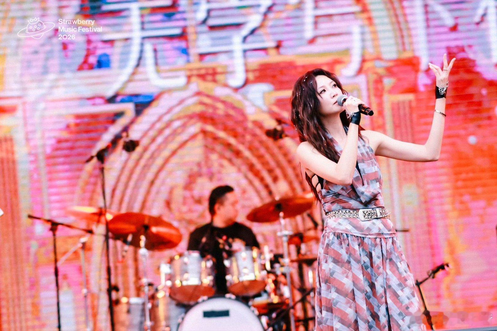 草莓音乐节赴一场港乐温柔之约，成都草莓音乐节圆满画上句点，清澈温润的嗓音治愈全场