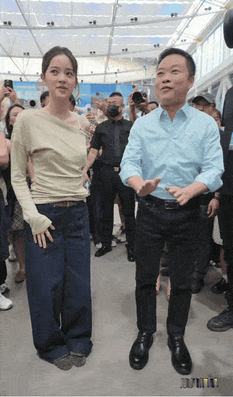 欧阳娜娜职场经验不足啊 ！
何小鹏说想和展车合个影，欧阳娜娜用手指了一下车头，让